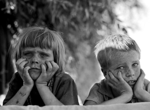 Dorothea Lange, Children of Oklahoma drought refugee in migratory camp in California, 1936
