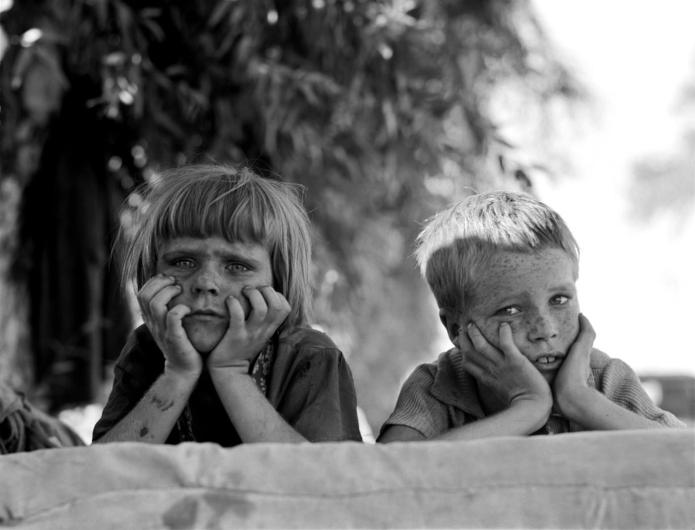 Dorothea Lange, Children of Oklahoma drought refugee in migratory camp in California, November 1936